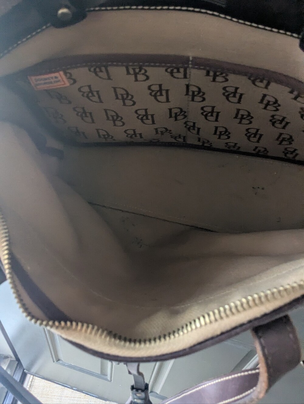 Y2K Dooney & Bourke Tan Monogram Zip Tote Bag Double Handles Gold Tassel - Picture 2 of 6